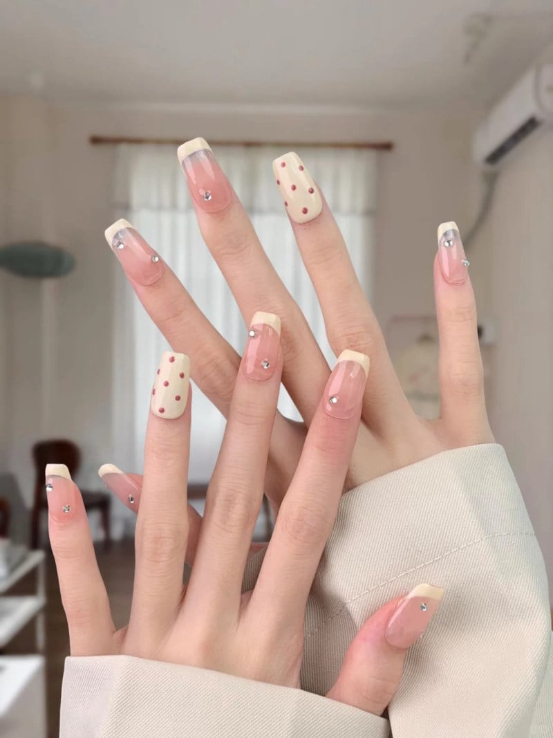 Nail hồng thạch móng ngắn với nhũ nhẹ