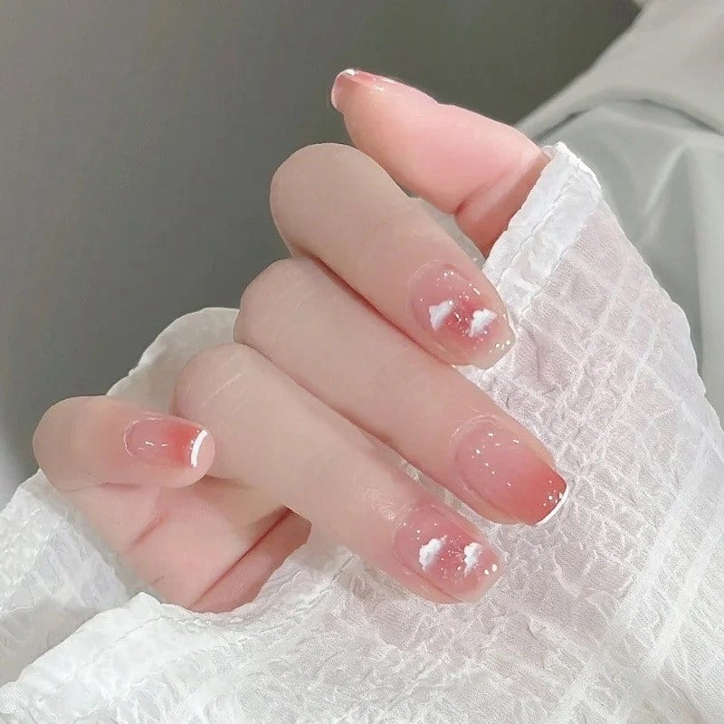 Nail hồng thạch kết hợp charm và đá ở 1-2 ngón