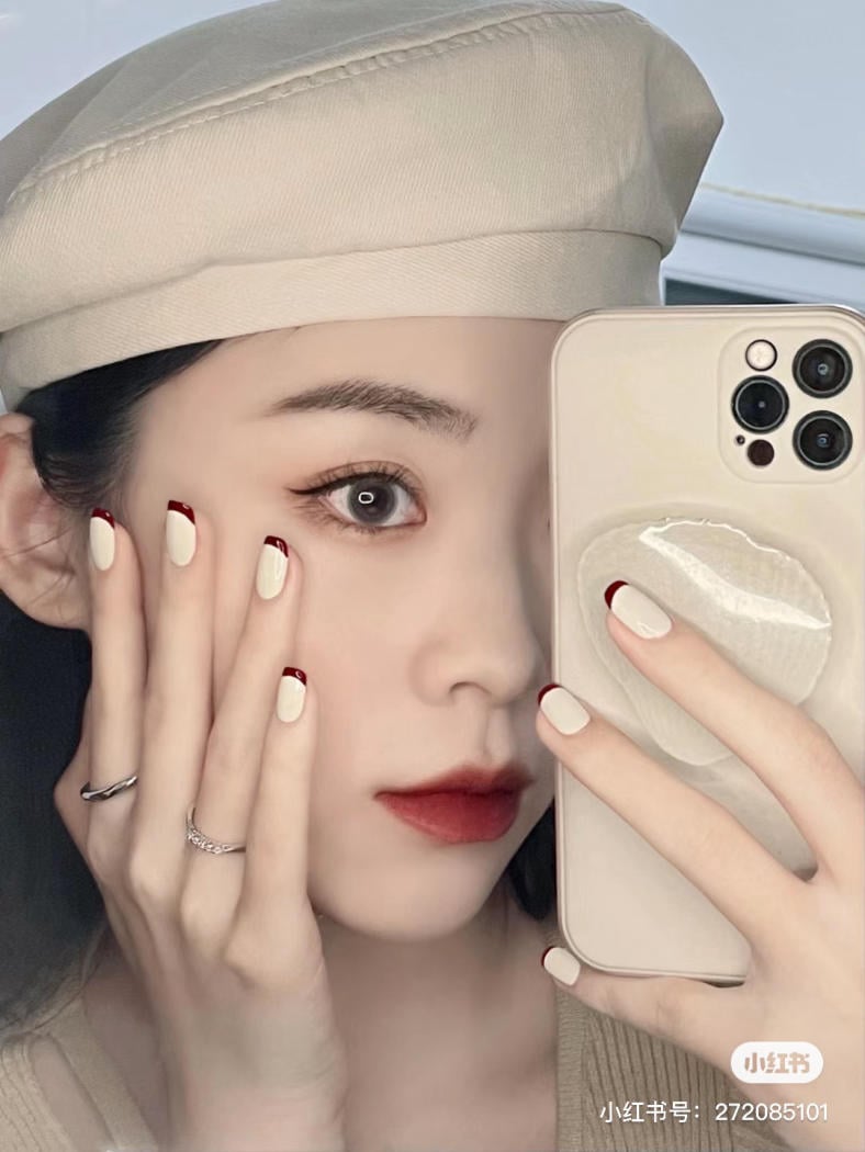 Mẫu nail French trắng cổ điển