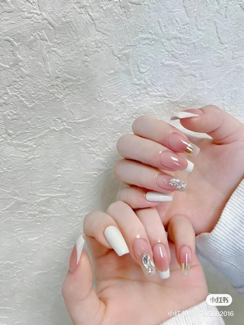 Nail French trắng thanh lịch cho nàng công sở