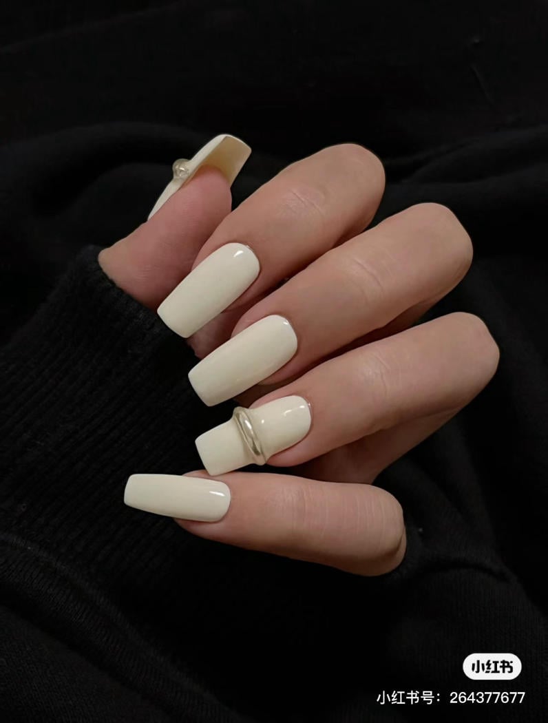 Mẫu nail trắng đính đá nhỏ tinh tế