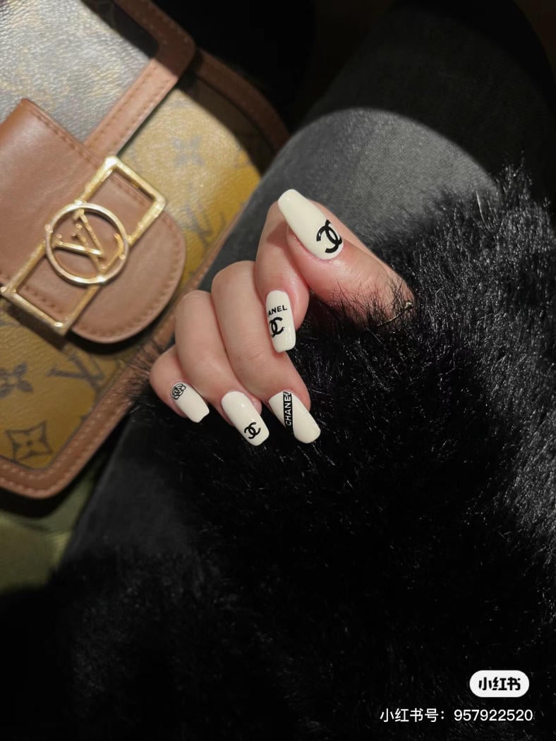 Nail trắng phủ nhũ nhẹ lấp lánh