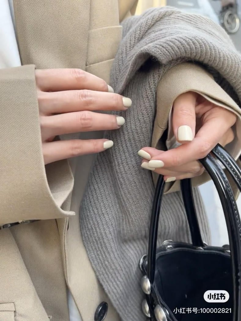 Bộ nail trắng kết hợp đá và nhũ cho tiệc tối