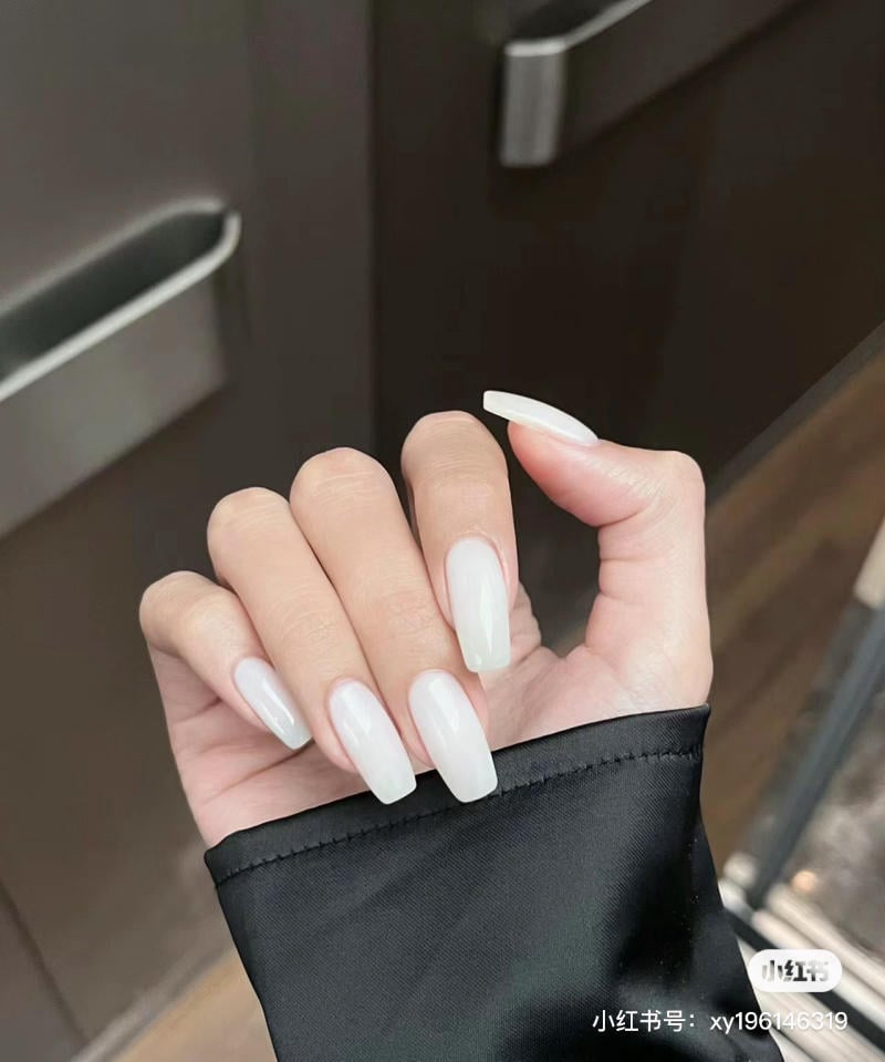 Nail trắng vẽ hoa nhỏ dễ thương