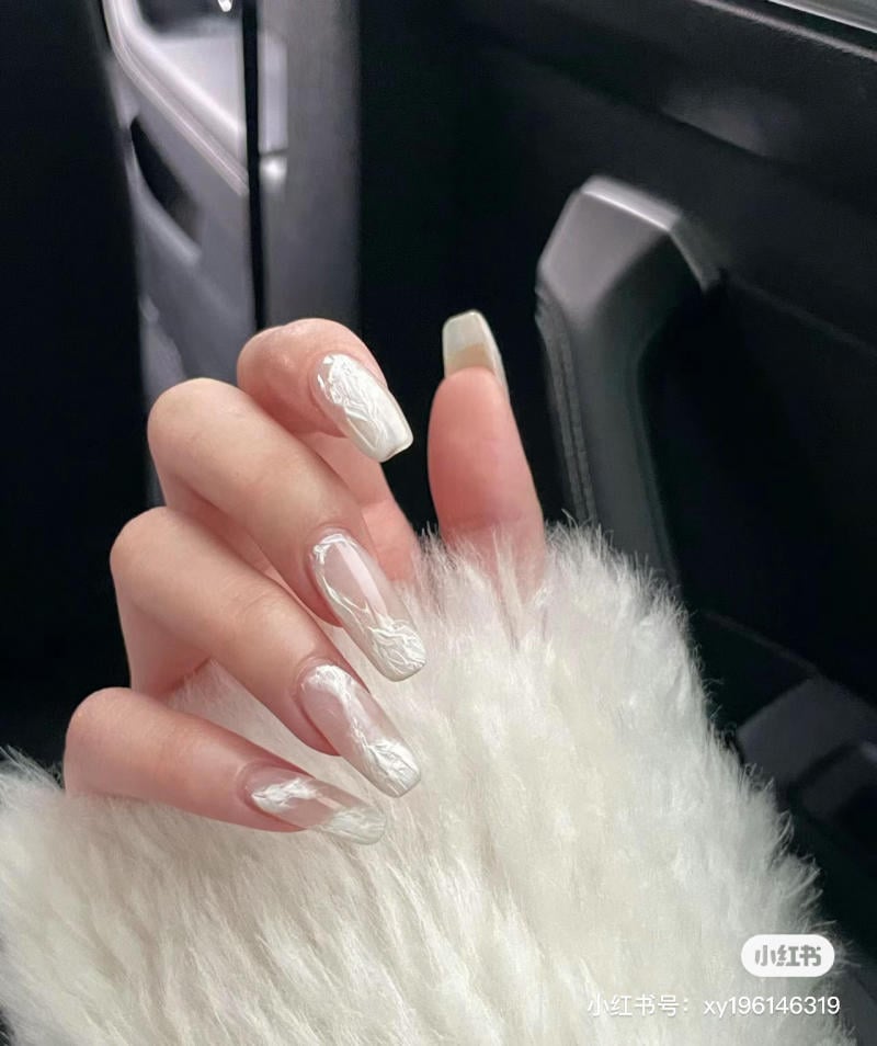 Mẫu nail trắng họa tiết trái tim