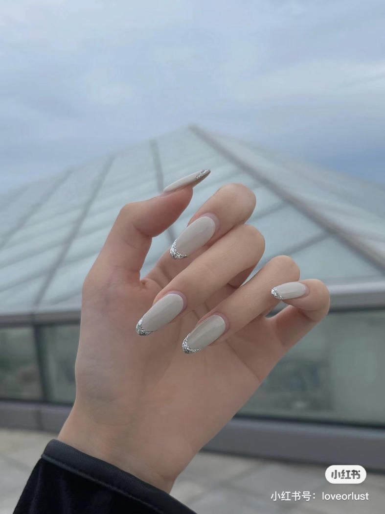 Nail trắng vẽ họa tiết đơn giản nhưng bắt mắt