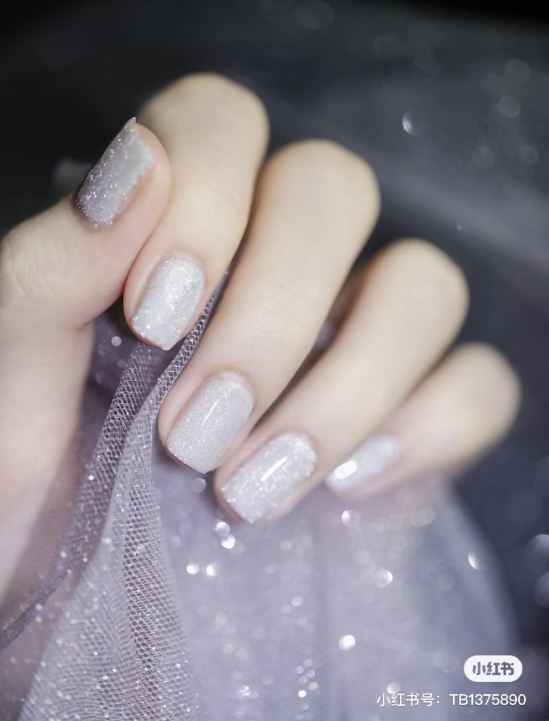 Mẫu nail trắng trên móng ngắn