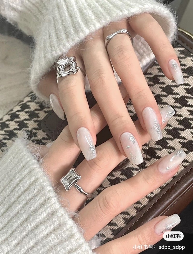Nail trắng móng ngắn gọn gàng