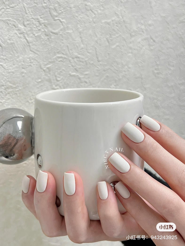 Nail trắng sữa bóng nhẹ, phù hợp đi làm