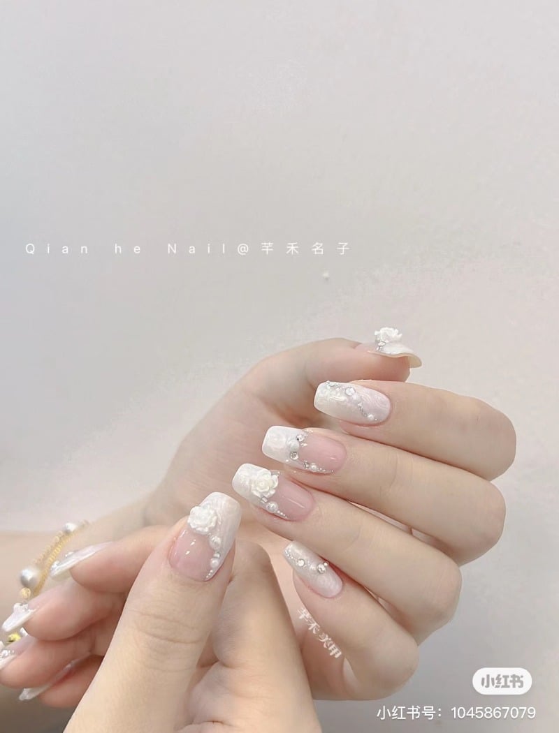 Nail trắng viền đầu móng