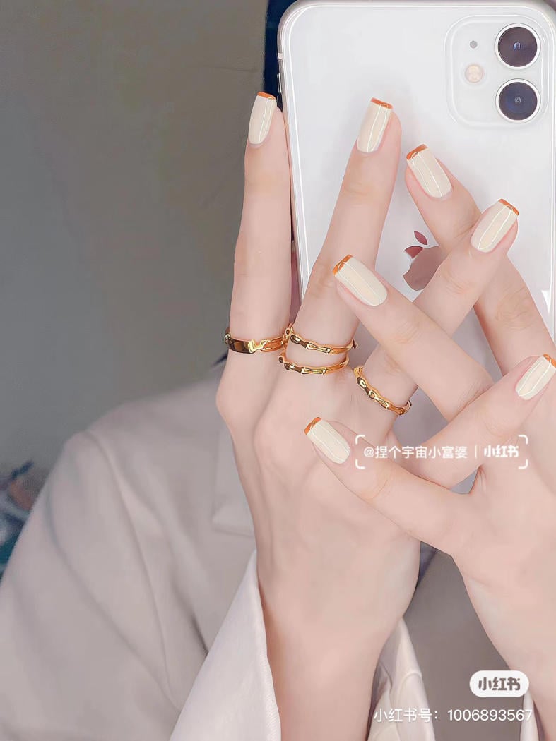 Mẫu nail viền trắng trên nền nude