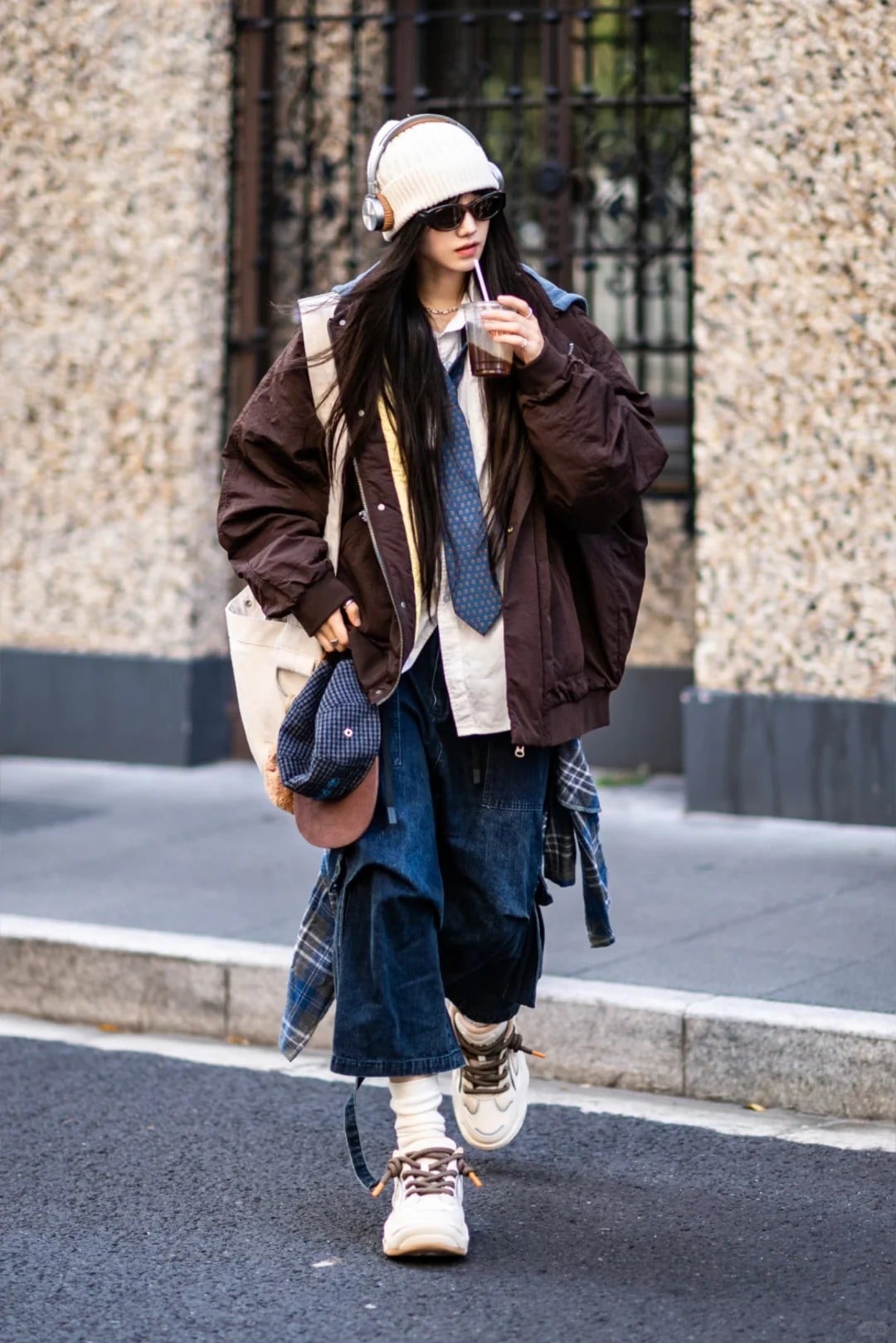 Áo khoác utilitarian với nhiều túi, khóa và dây rút tạo điểm nhấn