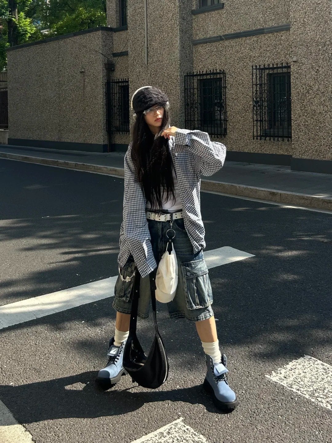 Gile utilitarian nhiều túi phối cùng áo thun trắng và quần short, phong cách năng động