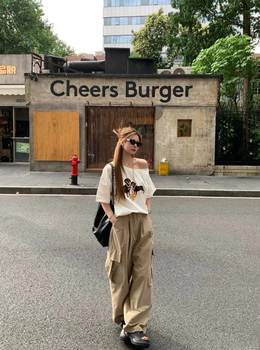 Áo bomber phối chân váy chữ A tạo phong cách utilitarian nữ tính