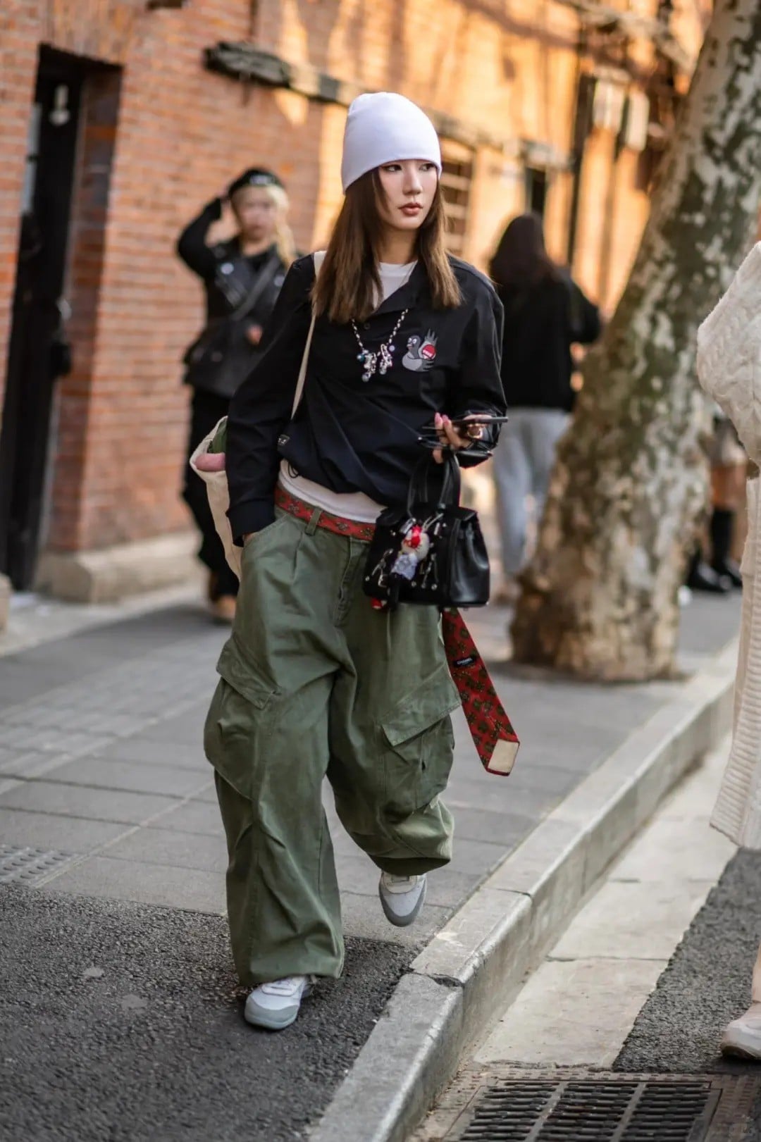 Áo sơ mi oversize và quần cargo túi hộp theo phong cách utilitarian street style