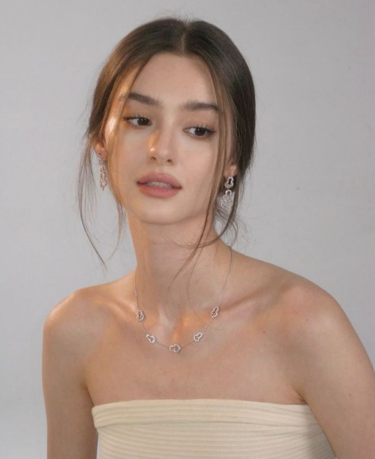 Mẫu tóc thẳng cắt layer nhẹ, thanh lịch