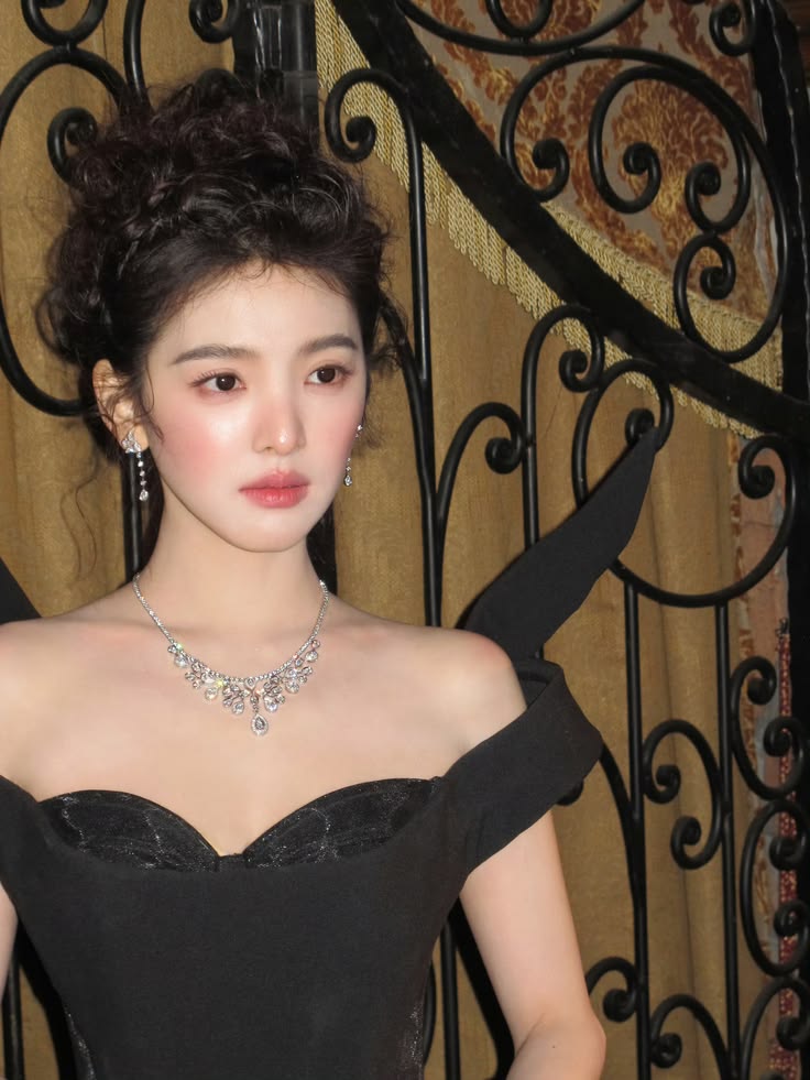 Tóc buộc nửa đầu uốn sóng lơi đi đám cưới