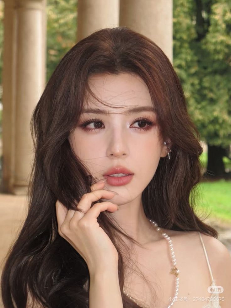 Kiểu tóc buộc nửa đầu nhẹ nhàng, nữ tính