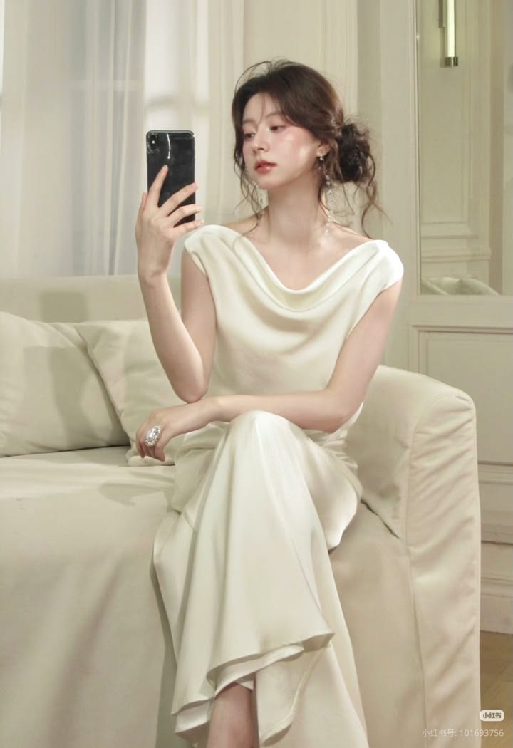 Tóc buộc đuôi ngựa thấp xoăn nhẹ đi đám cưới