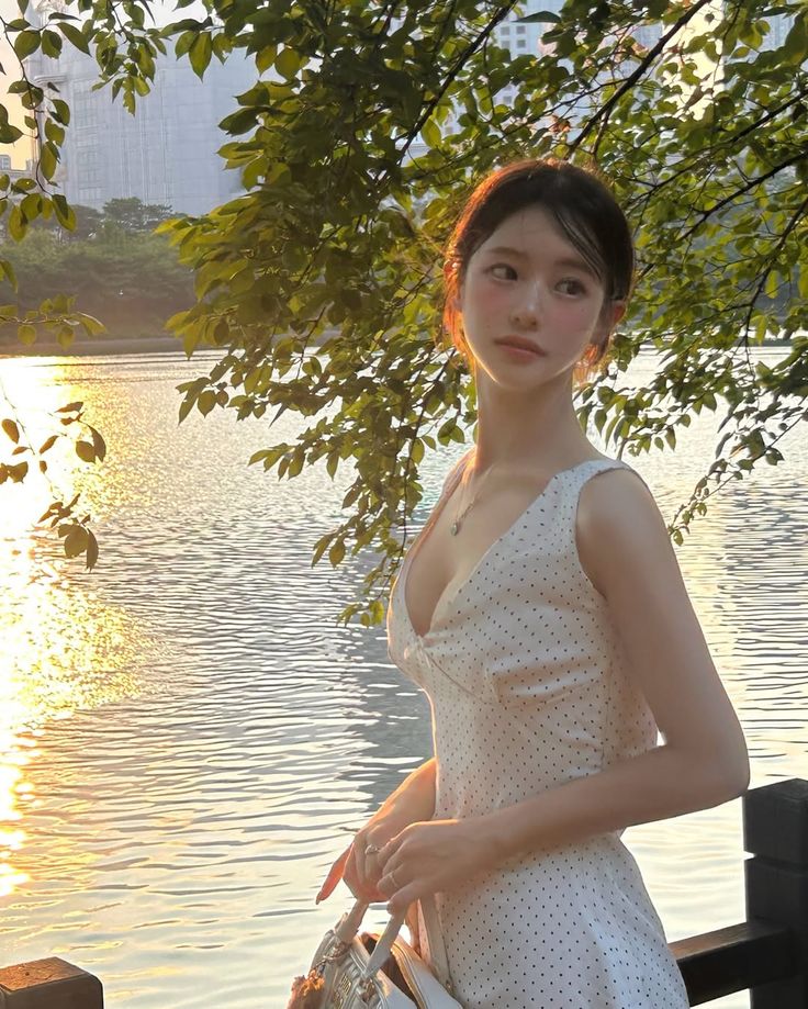 Tóc xoăn sóng lơi kết hợp tết nhẹ đi đám cưới