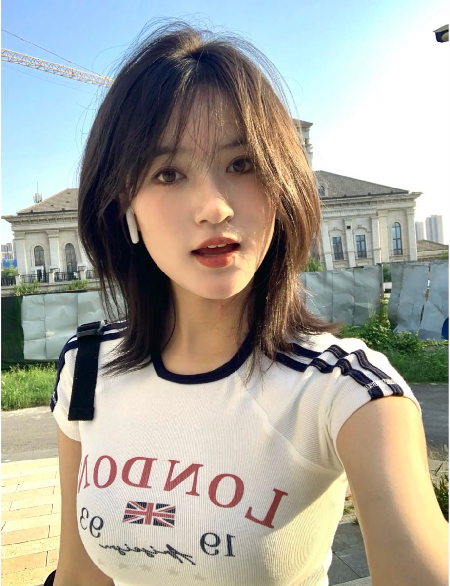 Mẫu tóc xoăn sóng lơi phong cách effortless