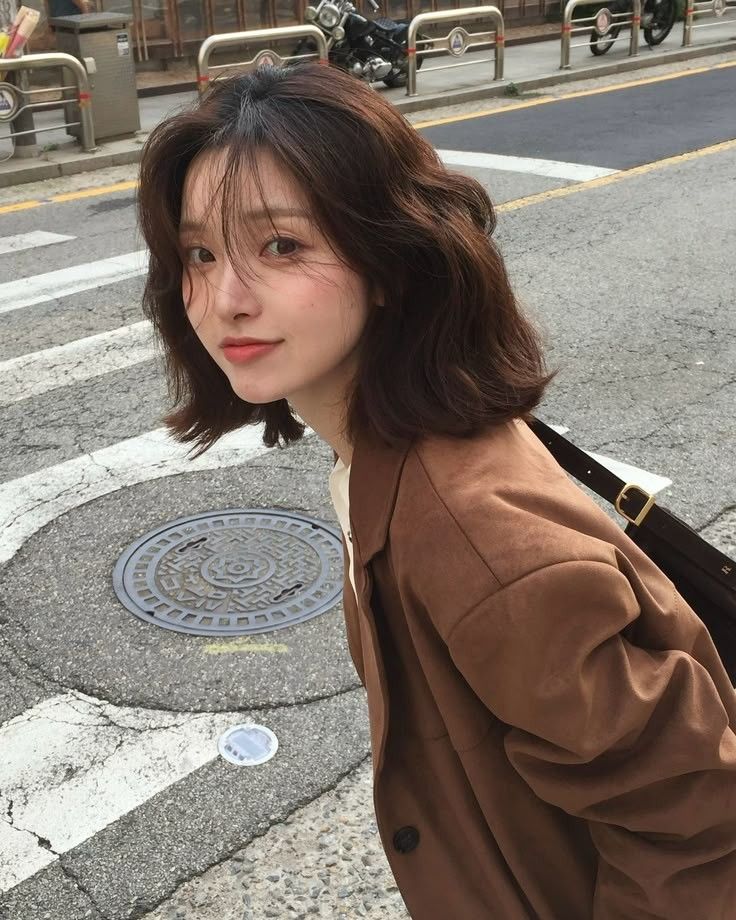 Mẫu tóc xoăn sóng lơi ngang vai phong cách Hàn Quốc