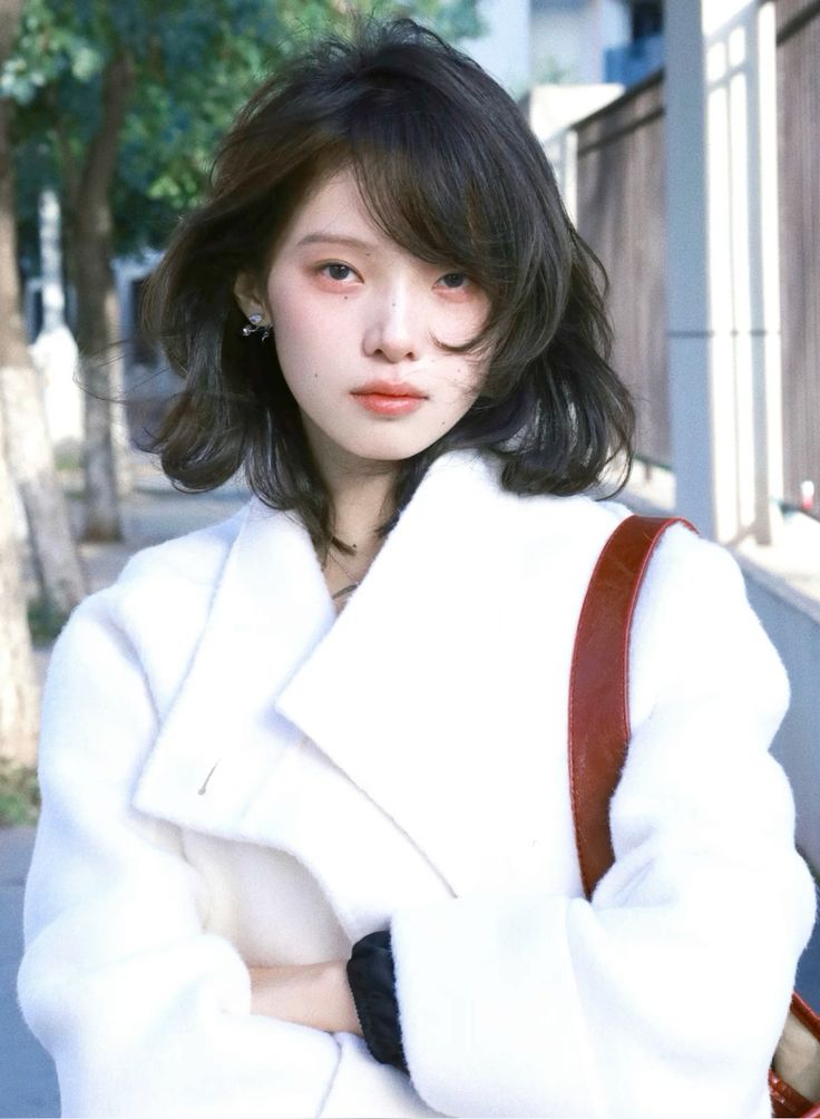 Mẫu tóc xoăn sóng lơi tỉa ôm hai bên mặt