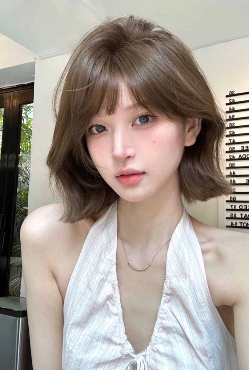 Tóc xoăn sóng lơi ngang vai rẽ ngôi giữa