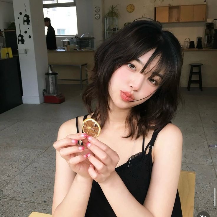 Mẫu tóc xoăn ngang vai sóng lơi cho nàng yêu style thanh lịch