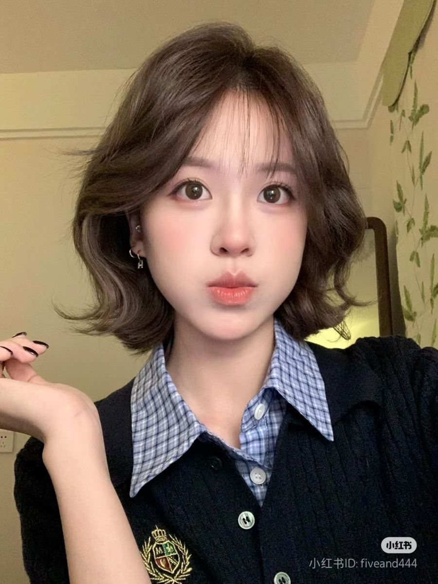 Mẫu tóc xoăn sóng lơi với tông nâu trà sữa